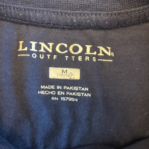 Lincoln Outfitters Short Tee Shirt 🤍 - Picture 2 of 3